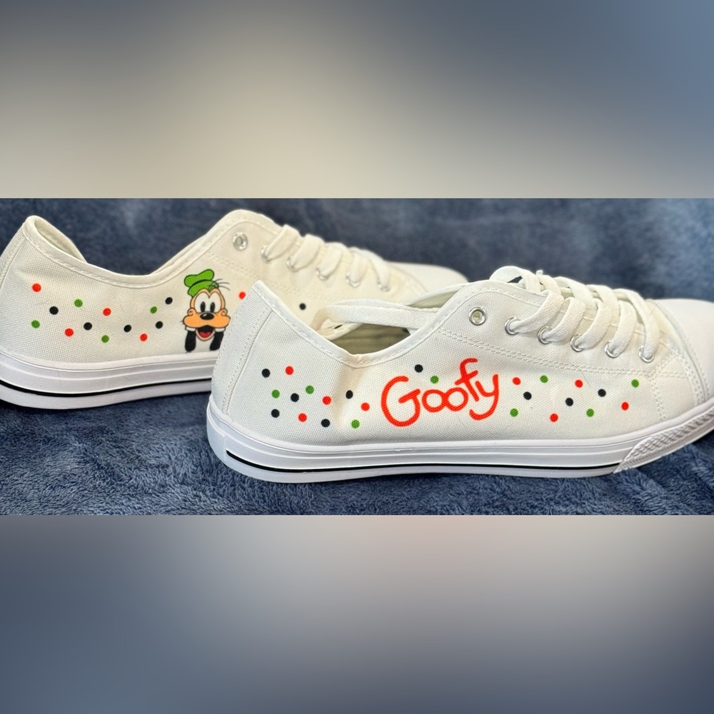 NWOT Disney’s Classic character Goofy canvas shoes women’s size 11